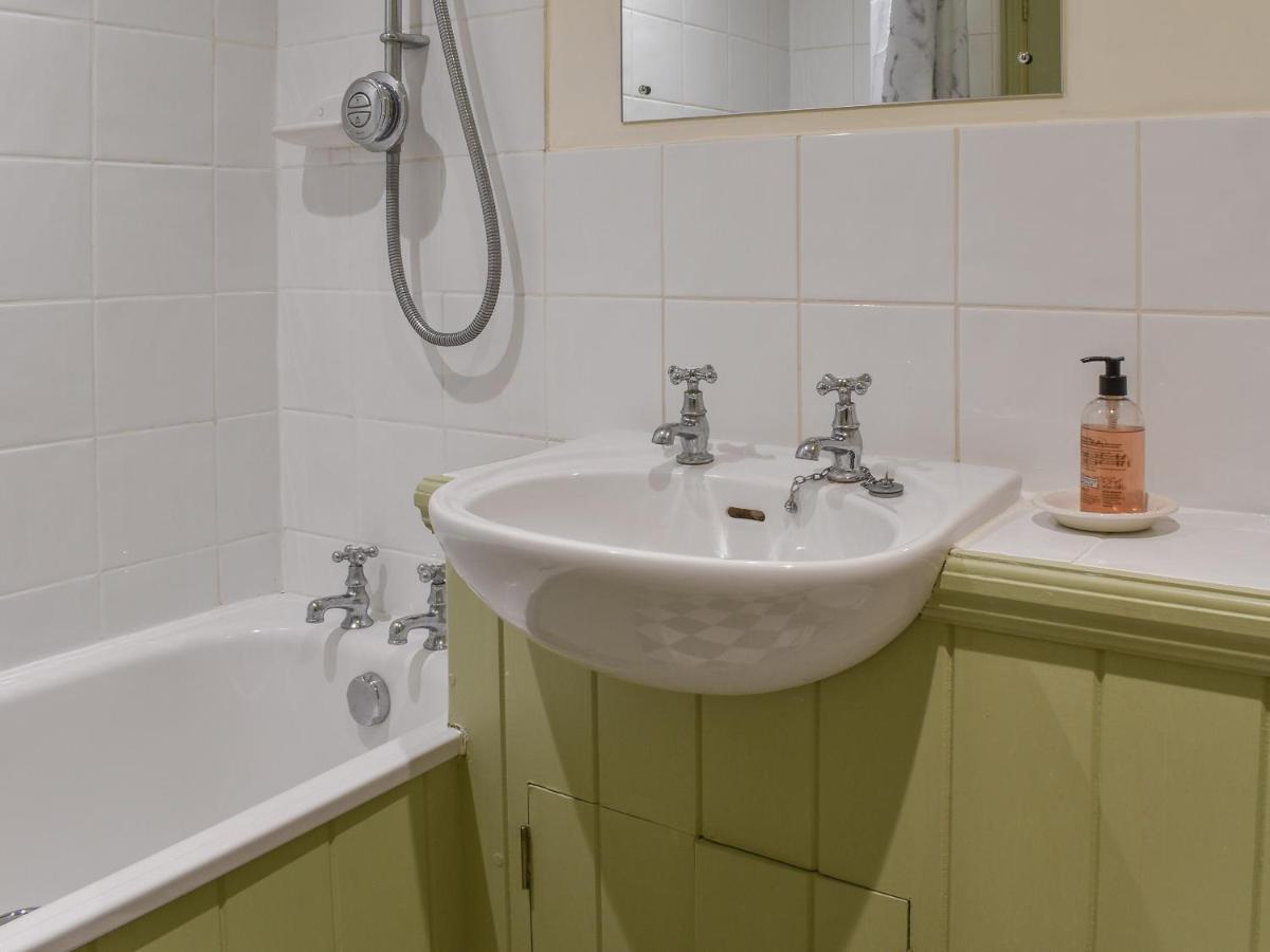 Honeysuckle Cottage North Mundham Экстерьер фото