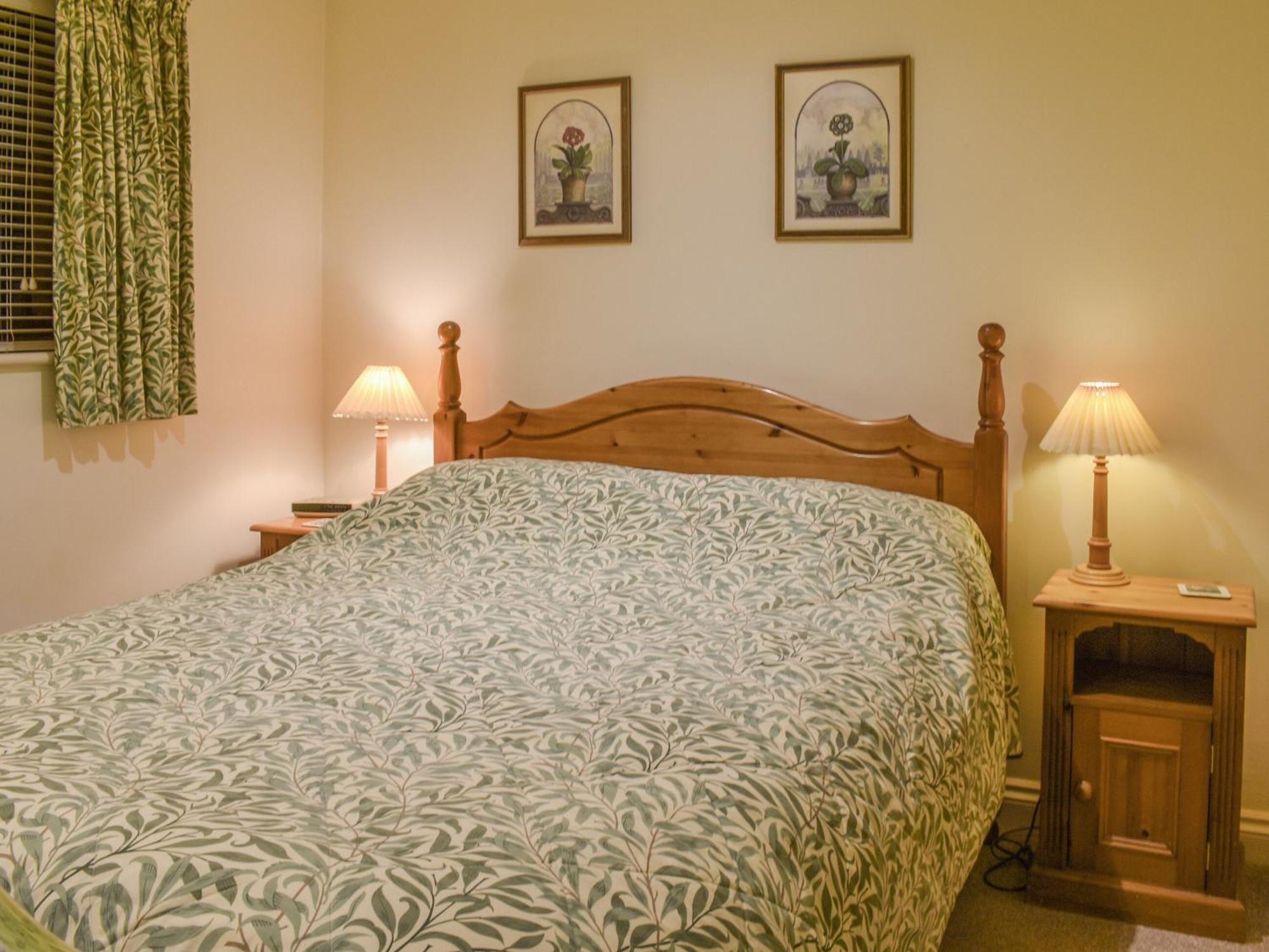 Honeysuckle Cottage North Mundham Экстерьер фото